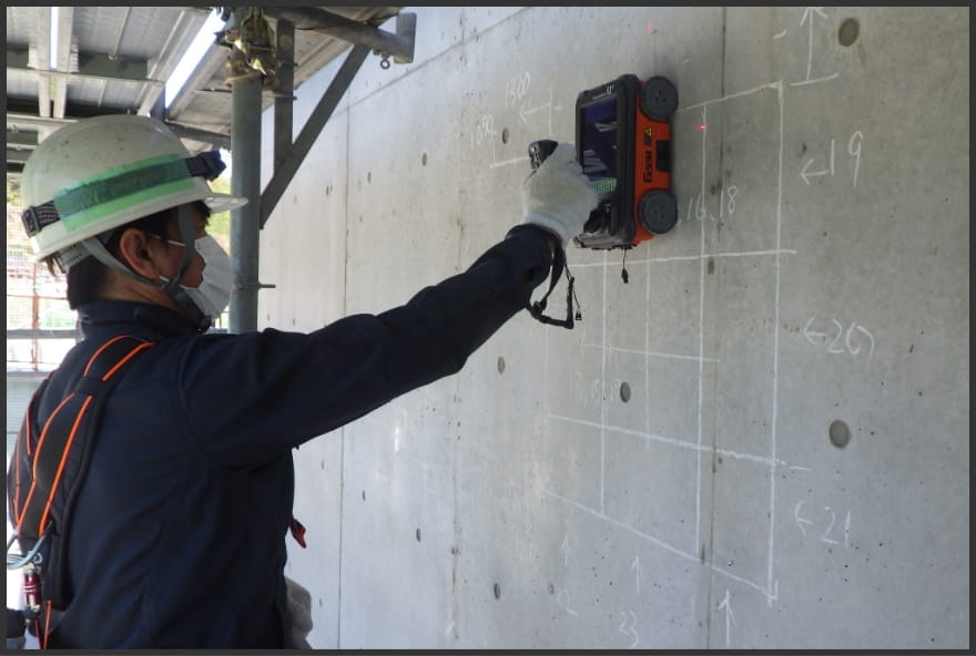 コンクリート調査を行なっているスタッフ