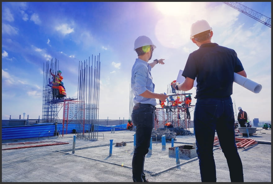 建築現場で安全確認を行う技術者たち